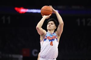 打得不错！伊力福拉提11投7中得到18分4板2助0失误