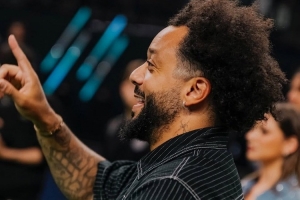 凤凰体育注册登录-露一手！马塞洛在克罗斯面前展示转球技术